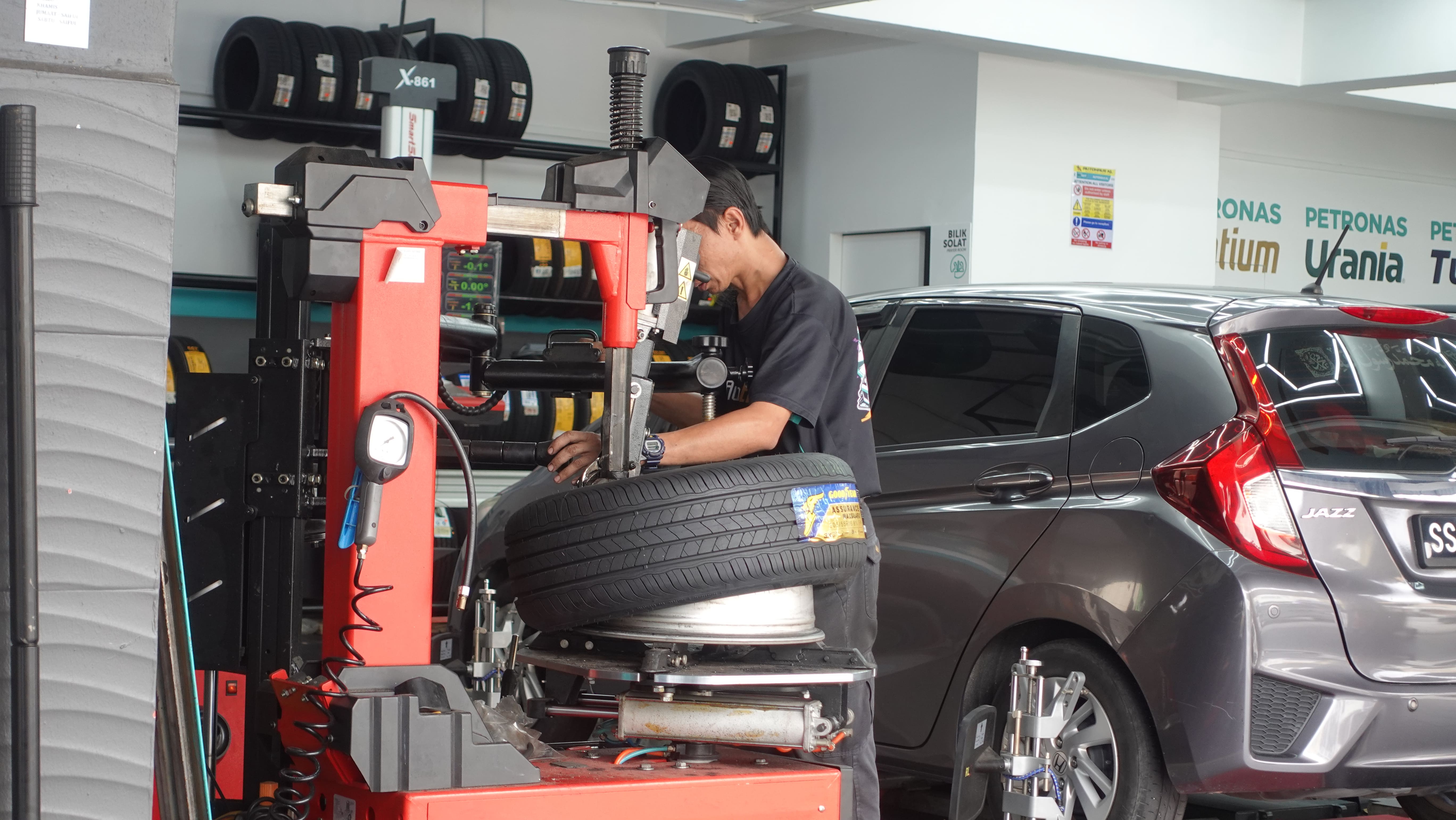 Galeri Autohaus – Puncak Jalil 2, PETRONAS AutoExpert
